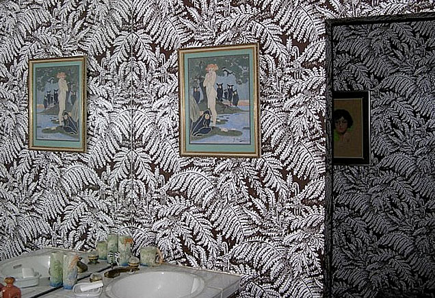 Frank Sinatra's crazy jungle wallpaper in a bathroom at Villa Maggio.